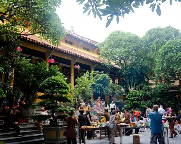 Chùa Quán Sứ Mở Cửa Đến Mấy Giờ? Cập Nhật Lịch Trực Tiếp