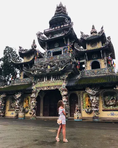 Chùa Ve Chai Đà Lạt: Review Chi Tiết Và Kinh Nghiệm Tham Quan Thực Tế Chùa Ve Chai Đà Lạt: Review Chi Tiết Và Kinh Nghiệm Tham Quan Thực Tế