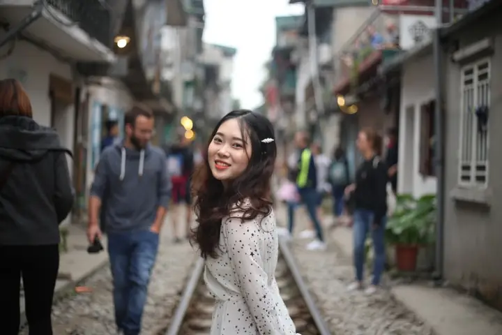 Chụp Ảnh Đường Tàu Hà Nội: Cẩm Nang Trải Nghiệm An Toàn Và Văn Minh