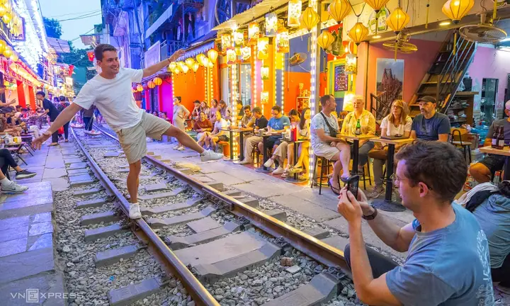 Chụp Ảnh Đường Tàu Hà Nội: Cẩm Nang Trải Nghiệm An Toàn Và Văn Minh