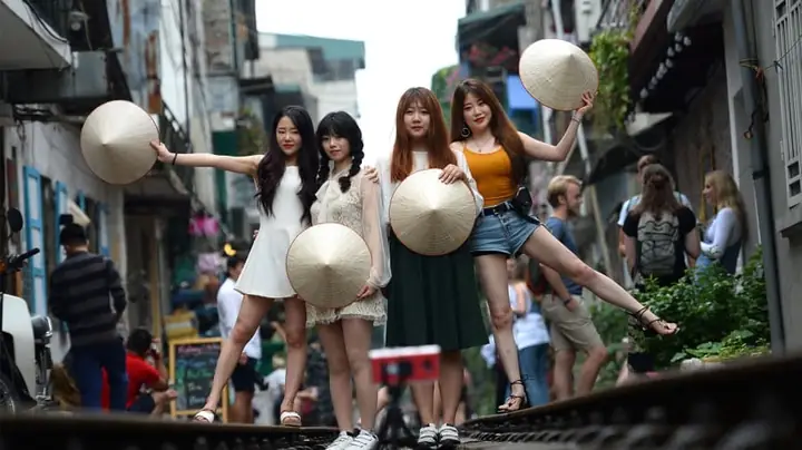 Chụp Ảnh Đường Tàu Hà Nội: Cẩm Nang Trải Nghiệm An Toàn Và Văn Minh