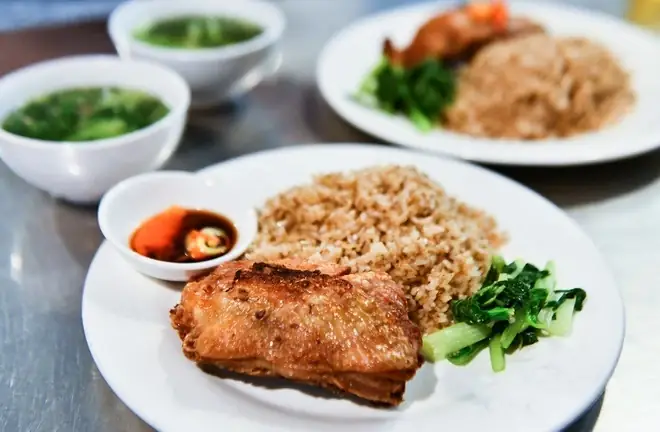 Khám Phá Cơm Gà Lý Tự Trọng – Địa Chỉ, Giá Và Món Đặc Trưng
