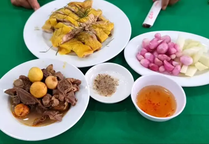 Khám Phá Cơm Gà Bà Luận – Địa Chỉ, Thực Đơn Và Bí Quyết Hấp Dẫn Khám Phá Cơm Gà Bà Luận – Địa Chỉ, Thực Đơn Và Bí Quyết Hấp Dẫn