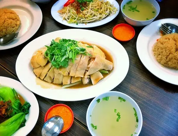 Đánh Giá Chi Tiết Quán Cơm Gà Hải Nam Nguyễn Tri Phương: Trải Nghiệm Ẩm Thực Đậm Chất Sài Gòn