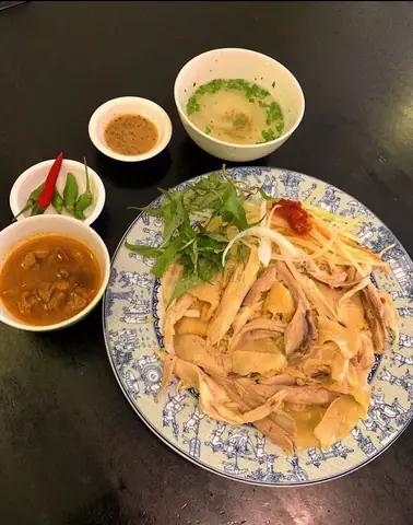 Khám Phá Thực Đơn & Giá Cả Cơm Gà Hội An Tại Mệ Vui