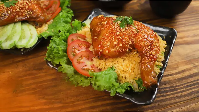 Cẩm Nang Thưởng Thức Cơm Gà Quy Nhơn Nổi Tiếng: Góc Nhìn Thực Tế Từ Một Người Ăn Hàng
