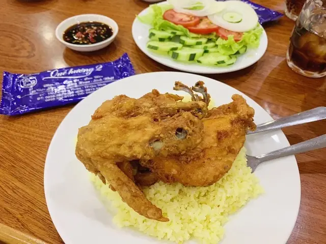 Cẩm Nang Thưởng Thức Cơm Gà Quy Nhơn Nổi Tiếng: Góc Nhìn Thực Tế Từ Một Người Ăn Hàng