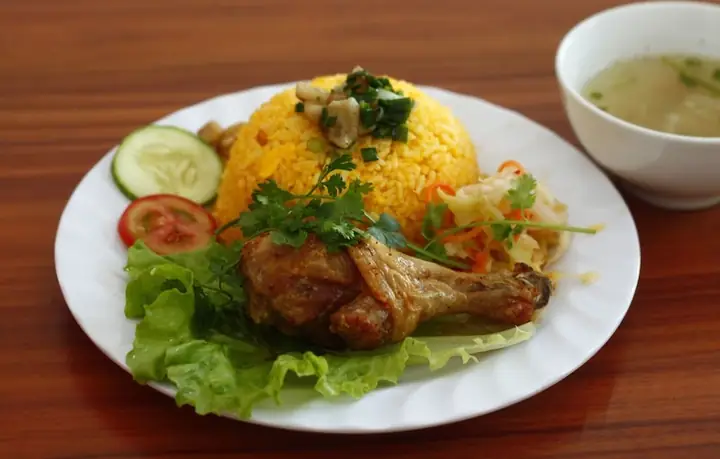 Cẩm Nang Thưởng Thức Cơm Gà Quy Nhơn Nổi Tiếng: Góc Nhìn Thực Tế Từ Một Người Ăn Hàng
