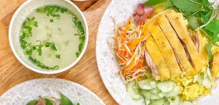 Cơm Gà Tuyết Nhung Phú Yên Là Gì?