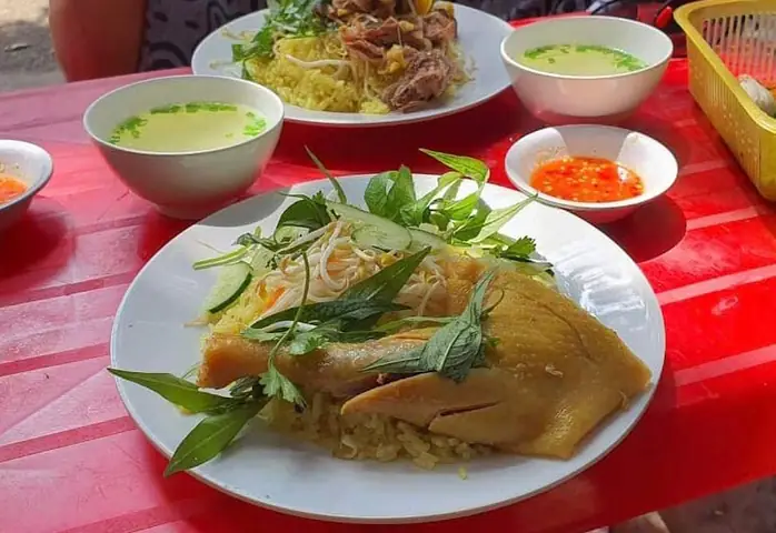 Cơm Gà Tuyết Nhưng Quy Nhơn: Đặc Sản Nổi Tiếng Từ Thành Phố Biển