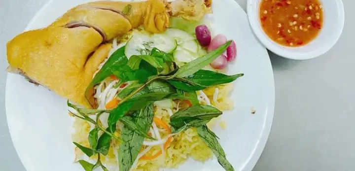 Cơm Gà Tuyết Nhưng Quy Nhơn: Đặc Sản Nổi Tiếng Từ Thành Phố Biển