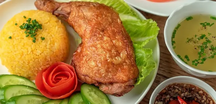 Cơm Gà Xối Mỡ Thạch Lam: Địa Chỉ, Thực Đơn & Đánh Giá