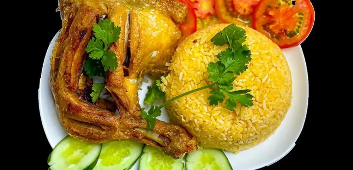 Cơm Gà Xối Mỡ Thạch Lam: Địa Chỉ, Thực Đơn & Đánh Giá