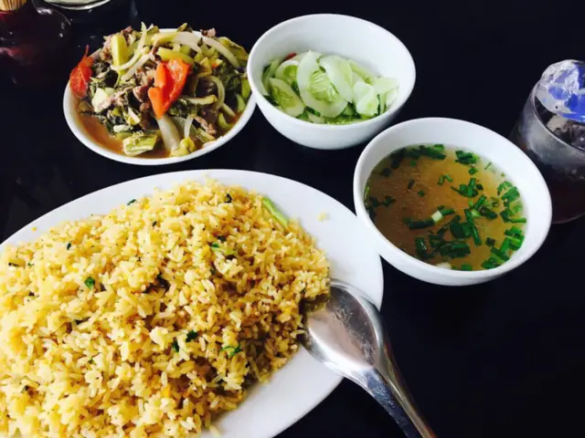 Khám Phá Cơm Rang Dưa Bò Bà Dung – Hương Vị Truyền Thống Hà Nội