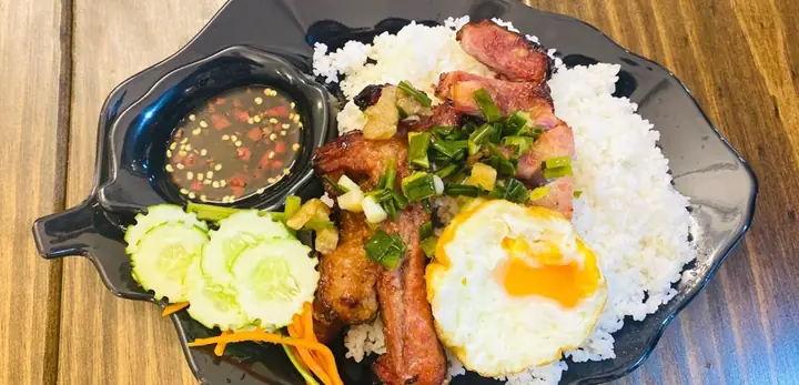 Cơm Tấm Cách Mạng Tháng 8: Đánh Giá Chi Tiết Quán Ăn Nổi Tiếng Sài Gòn