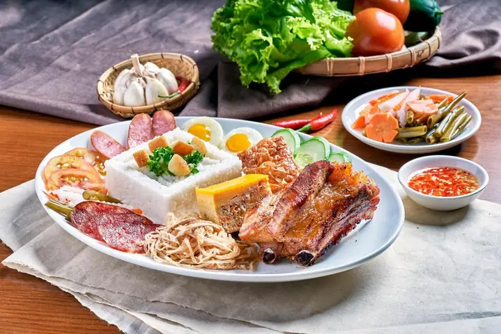 Đánh Giá & Địa Chỉ Cơm Tấm Cali – Địa Điểm Ăn Trưa Văn Phòng