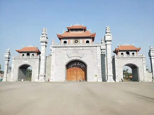 Cổng Vào Quảng Trường Đền Hùng: Review Chi Tiết Và Kinh Nghiệm Tham Quan Cổng Vào Quảng Trường Đền Hùng: Review Chi Tiết Và Kinh Nghiệm Tham Quan