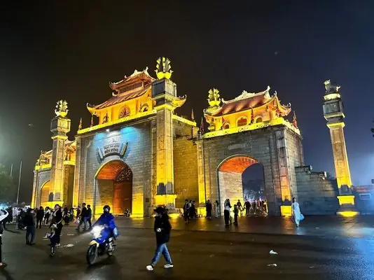 Cổng Vào Quảng Trường Đền Hùng: Review Chi Tiết Và Kinh Nghiệm Tham Quan Cổng Vào Quảng Trường Đền Hùng: Review Chi Tiết Và Kinh Nghiệm Tham Quan
