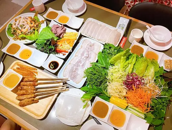 Khám Phá Cuốn N Roll Hoàng Đạo Thúy: Địa Chỉ, Menu & Trải Nghiệm