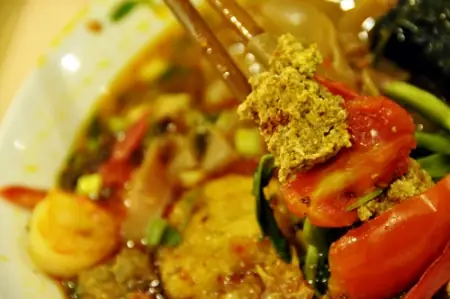 Bánh Đá Cua Hải Phòng: Hành Trình Từ Quả Gấc Đến Nồi Nước Dùng Thơm Ngon Bánh Đá Cua Hải Phòng: Hành Trình Từ Quả Gấc Đến Nồi Nước Dùng Thơm Ngon