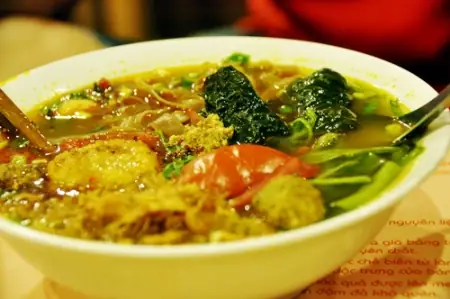 Bánh Đá Cua Hải Phòng: Hành Trình Từ Quả Gấc Đến Nồi Nước Dùng Thơm Ngon Bánh Đá Cua Hải Phòng: Hành Trình Từ Quả Gấc Đến Nồi Nước Dùng Thơm Ngon