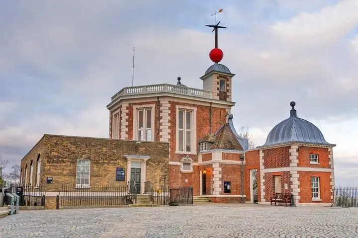 Khám Phá Đài Thiên Văn Hoàng Gia Greenwich: Lịch Sử, Kiến Trúc