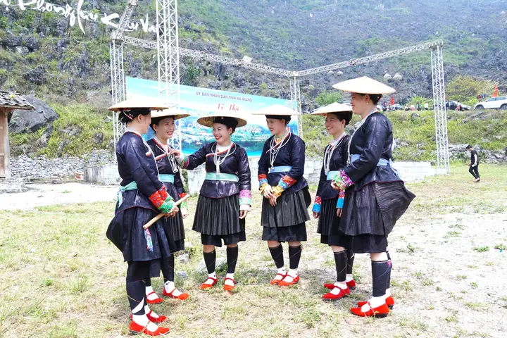 Dân Tộc Giáy Ở Hà Giang: Văn Hóa, Phong Tục Và Trải Nghiệm Du Lịch