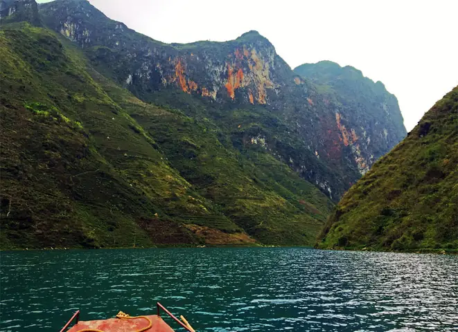 Cẩm Nang Đi Thuyền Trên Sông Nho Quế: Trải Nghiệm Khó Quên Tại Hà Giang Cẩm Nang Đi Thuyền Trên Sông Nho Quế: Trải Nghiệm Khó Quên Tại Hà Giang