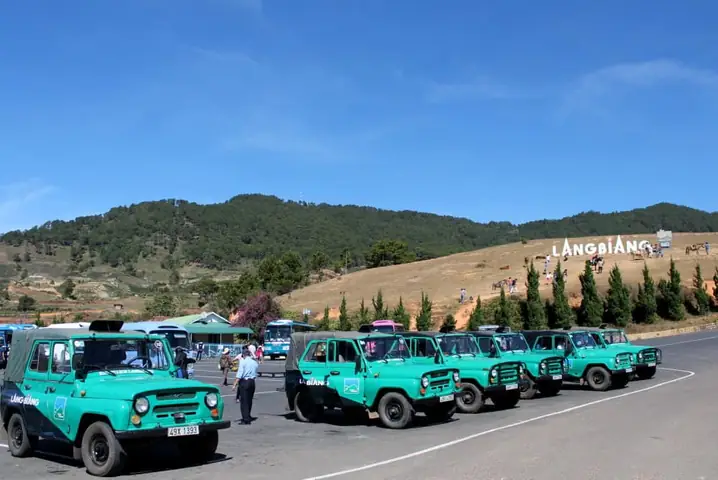 Hướng Dẫn Chi Tiết Trải Nghiệm Đi Xe Jeep Lên Đỉnh Langbiang