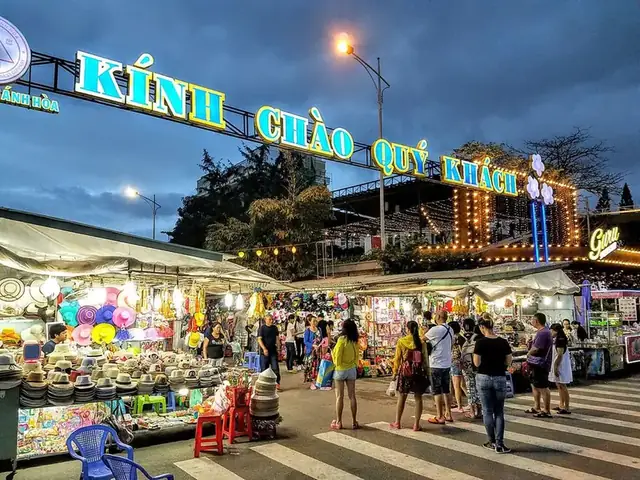 Khám Phá Chợ Đêm Nha Trang – Địa Điểm, Giờ Mở, Món Ăn, Mẹo