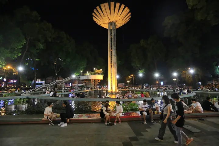 Khám Phá Sài Gòn Về Đêm: 20 Địa Điểm Ăn Chơi Hấp Dẫn Khám Phá Sài Gòn Về Đêm: 20 Địa Điểm Ăn Chơi Hấp Dẫn