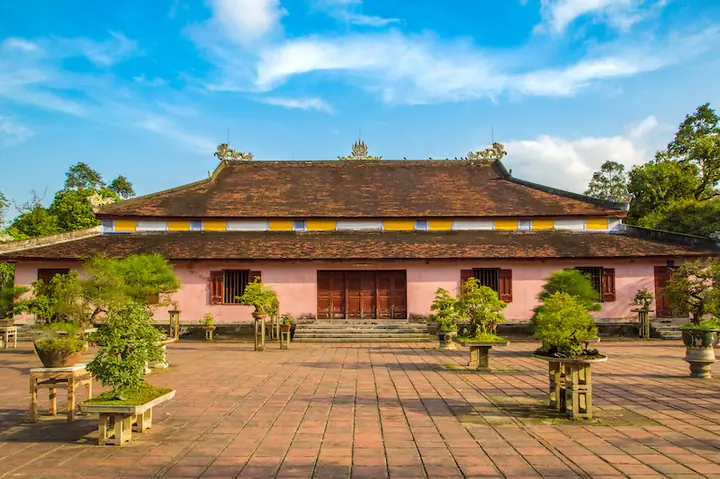Điện Đại Hùng Chùa Thiên Mụ Huế: Review Chi Tiết Kiến Trúc Gỗ Quý Giá Điện Đại Hùng Chùa Thiên Mụ Huế: Review Chi Tiết Kiến Trúc Gỗ Quý Giá