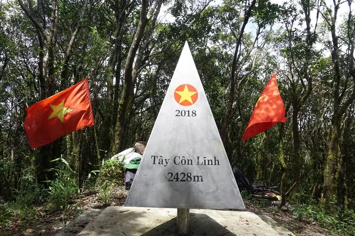 Khám Phá Tây Côn Lĩnh: Nóc Nhà Đông Bắc Hùng Vĩ