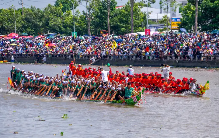 Đua Ghe Ngo Là Gì? Bao Nhiêu Người Tham Gia? Đua Ghe Ngo Là Gì? Bao Nhiêu Người Tham Gia?