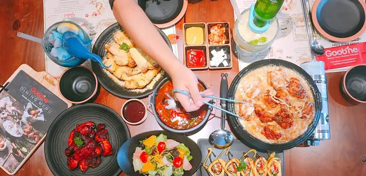 Gà Hàn Quốc Phạm Ngọc Thạch: Bí Quyết Nướng Than Hoàn Hảo Từ Đầu Bếp Chuyên Nghiệp