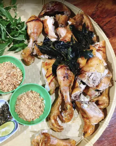 Khám Phá Gà Nướng Cơm Lam Cô Sinh – Hương Vị Núi Rừng Độc Đáo