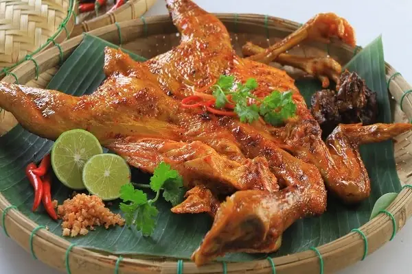 Khám Phá Gà Nướng Cơm Lam Cô Sinh – Hương Vị Núi Rừng Độc Đáo