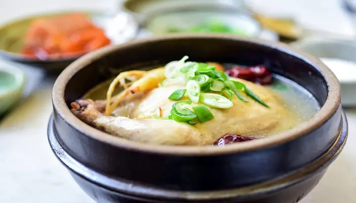 Gà Tần Ngải Cứu Hà Nội: Món Ăn Đậm Đà Từ Thuốc Bắc Gà Tần Ngải Cứu Hà Nội: Món Ăn Đậm Đà Từ Thuốc Bắc