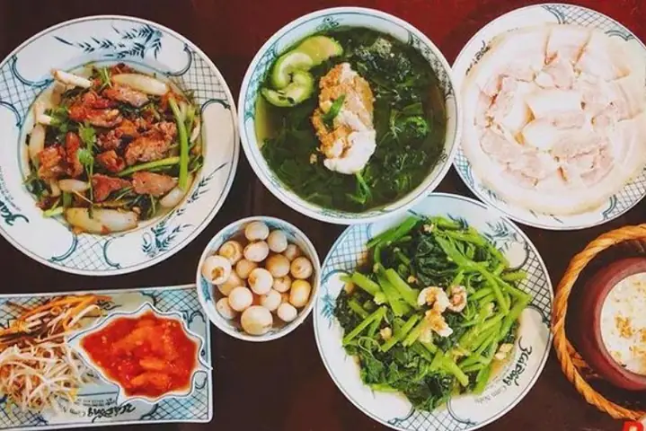 Gần Cầu Rồng Có Gì Ăn? Top Quán Ăn & Ẩm Thực Đáng Thử Khi Đến Đà Nẵng