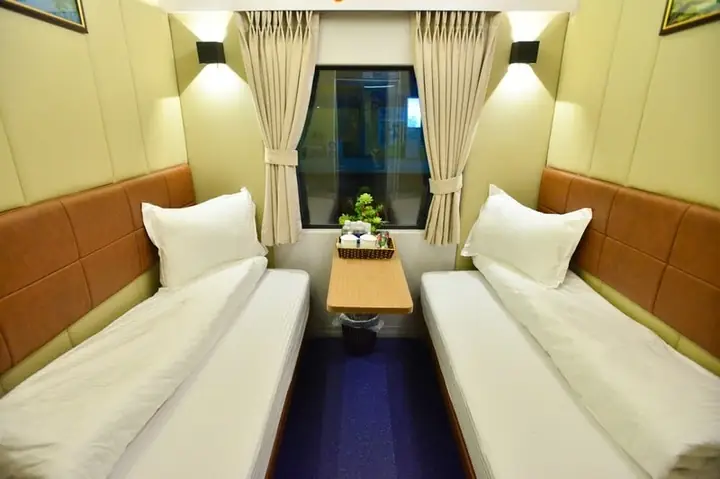 Giá Vé Tàu Hỏa Cao Cấp Golden Trains: Đánh Giá Chi Tiết Và So Sánh