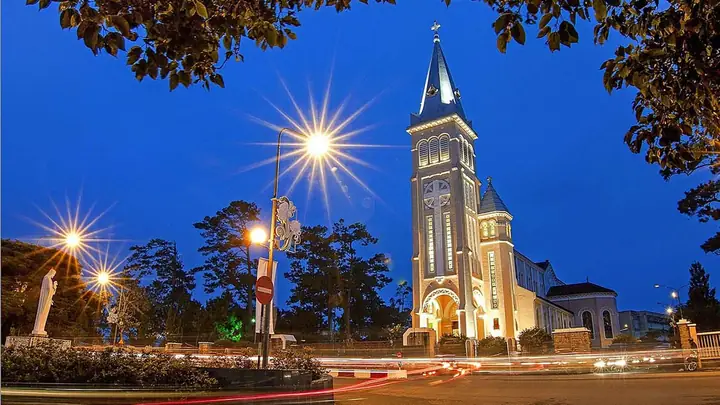 Giáo Xứ Chính Tòa Đà Lạt: Công Nghệ Kiến Trúc Gothic Và Trải Nghiệm Tâm Linh Độc Bản Giáo Xứ Chính Tòa Đà Lạt: Công Nghệ Kiến Trúc Gothic Và Trải Nghiệm Tâm Linh Độc Bản