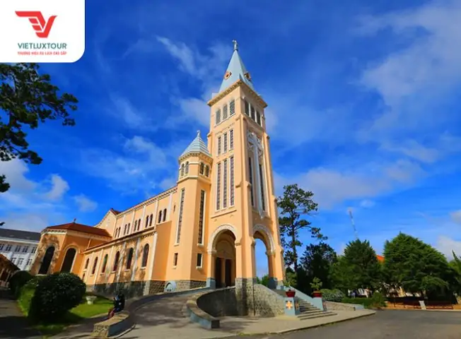 Giáo Xứ Chính Tòa Đà Lạt: Công Nghệ Kiến Trúc Gothic Và Trải Nghiệm Tâm Linh Độc Bản Giáo Xứ Chính Tòa Đà Lạt: Công Nghệ Kiến Trúc Gothic Và Trải Nghiệm Tâm Linh Độc Bản