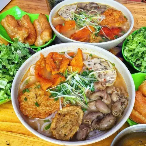 Hải Phòng Ăn Gì? Khám Phá 10 Món Ăn Phải Thử & Lịch Trình Food Tour Chuẩn