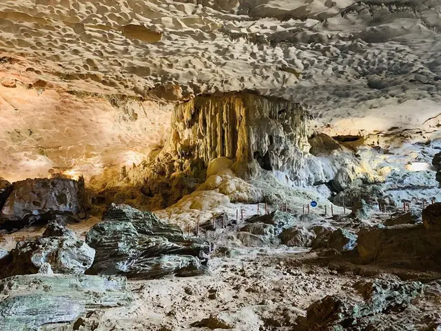 Hang Động Ở Vinh Hạ Long: Bí Mật Đá Vôi Trong Lòng Biển Cả
