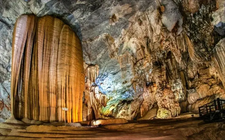 Hang Động Ở Vinh Hạ Long: Bí Mật Đá Vôi Trong Lòng Biển Cả
