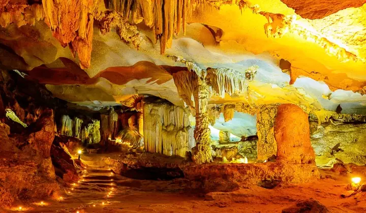 Hang Động Ở Vinh Hạ Long: Bí Mật Đá Vôi Trong Lòng Biển Cả