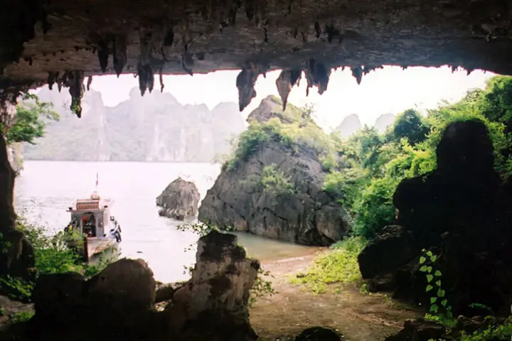 Hang Trinh Nữ Vịnh Hạ Long: Từ Truyền Thuyết Động Lòng Đến Hướng Dẫn Tham Quan Thực Tế Hang Trinh Nữ Vịnh Hạ Long: Từ Truyền Thuyết Động Lòng Đến Hướng Dẫn Tham Quan Thực Tế