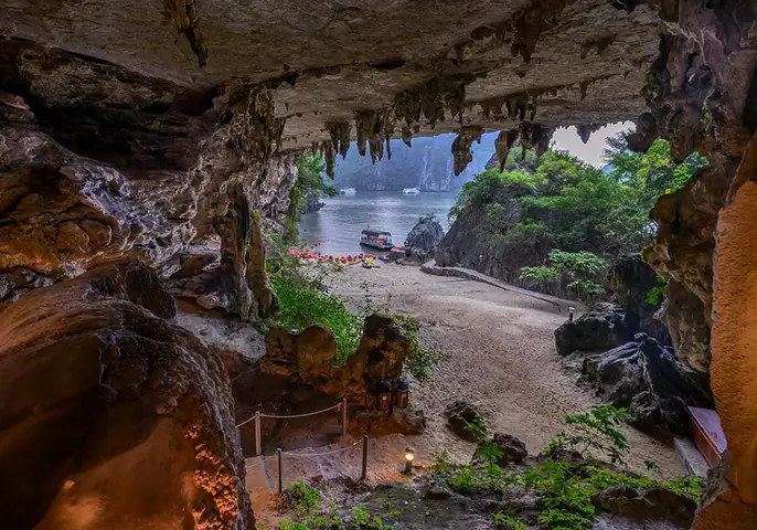 Hang Trinh Nữ Vịnh Hạ Long: Từ Truyền Thuyết Động Lòng Đến Hướng Dẫn Tham Quan Thực Tế Hang Trinh Nữ Vịnh Hạ Long: Từ Truyền Thuyết Động Lòng Đến Hướng Dẫn Tham Quan Thực Tế