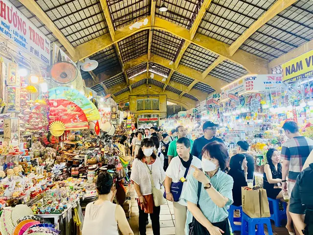 Hình Ảnh Bên Trong Chợ Bến Thành: Khám Phá Không Gian & Ẩm Thực