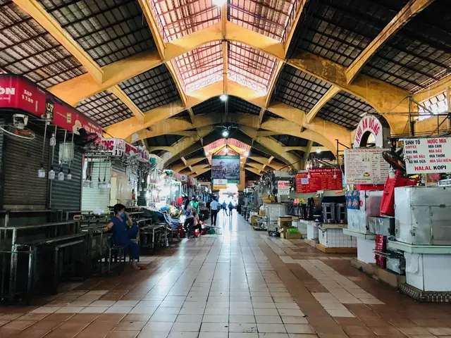 Hình Ảnh Bên Trong Chợ Bến Thành: Khám Phá Không Gian & Ẩm Thực